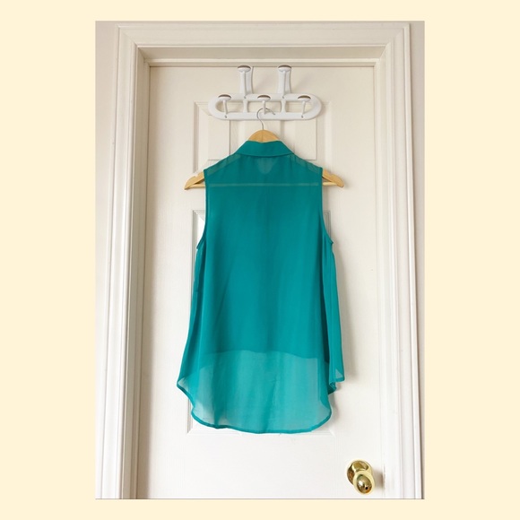 🍃Sleeveless Summer Top 🌊 - Picture 3 of 3